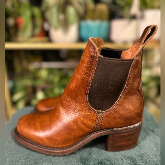 Frye Leather Chelsea Boot Brown - Picture 1 of 6